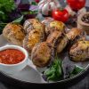 Хрустящий картофель на мангале, запеченный в жировой сетке - непременный гарнир любого хорошего шашлыка.
