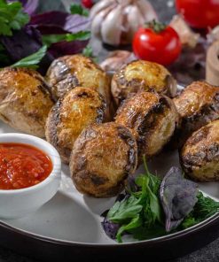 Хрустящий картофель на мангале, запеченный в жировой сетке - непременный гарнир любого хорошего шашлыка.